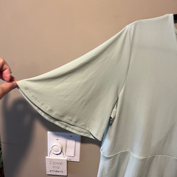 NWOT Liz Claiborne Light Pastel Green Crossover Front Top - Picture 8 of 12